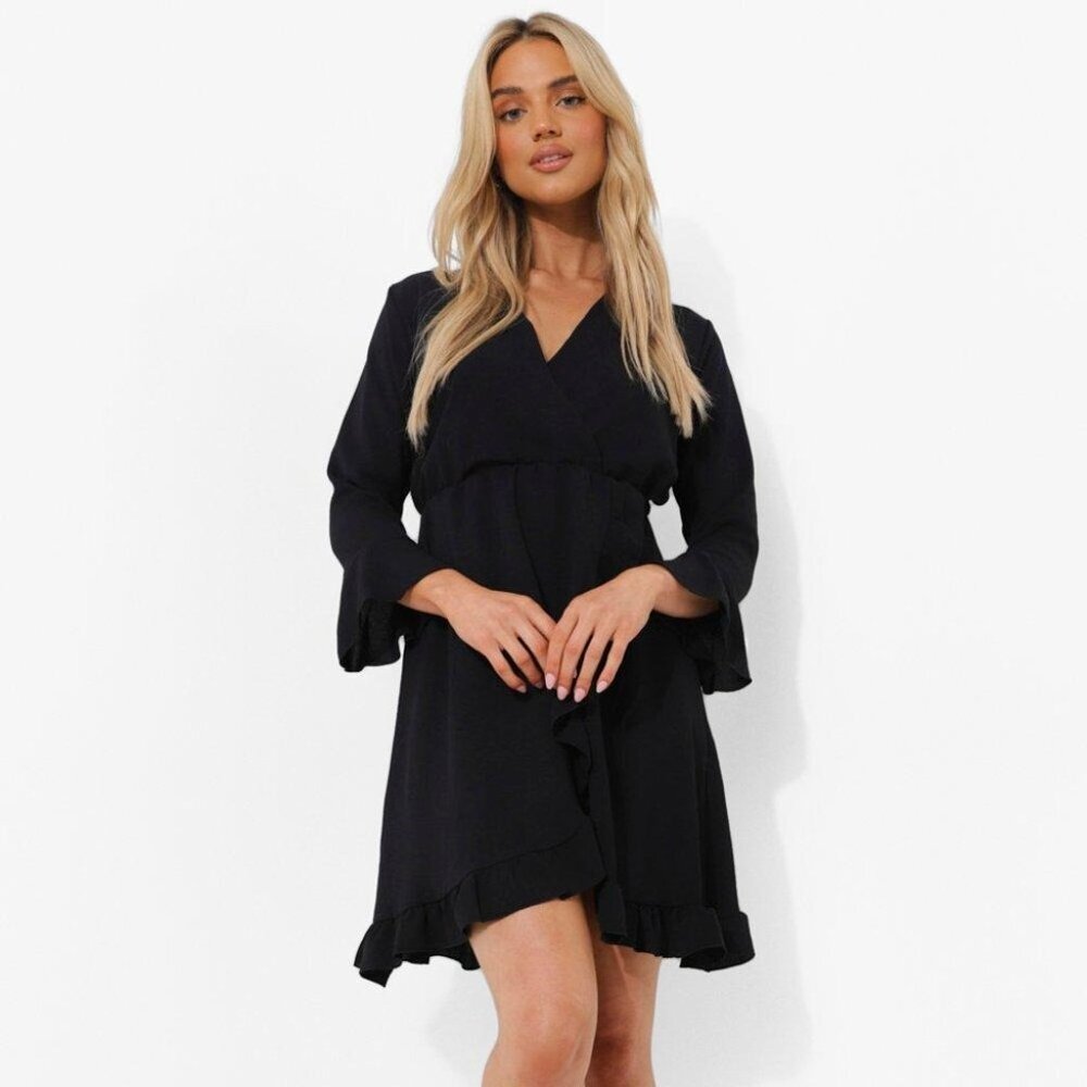 Black Boohoo flare sleeve dress size 4